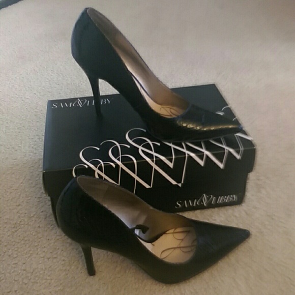 Black leather snake skin pumps