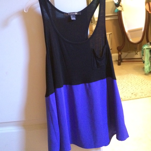 Black and blue tank top with pocket
