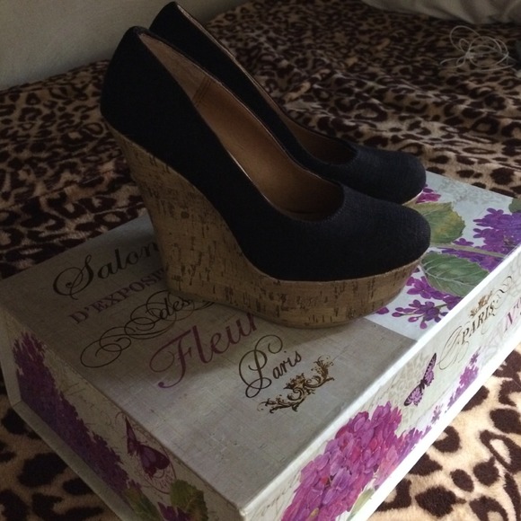 Black pump wedges