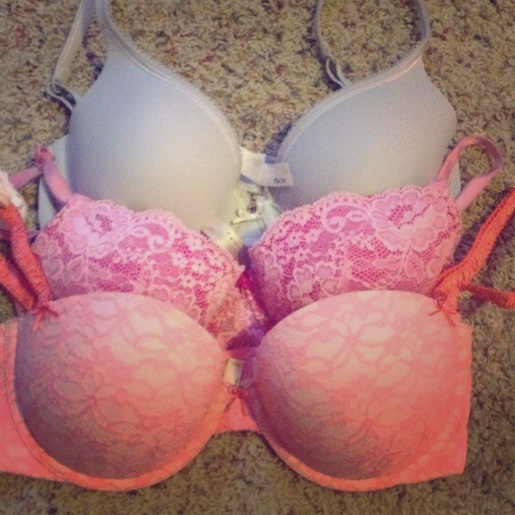 Set of three 34D bras!💕