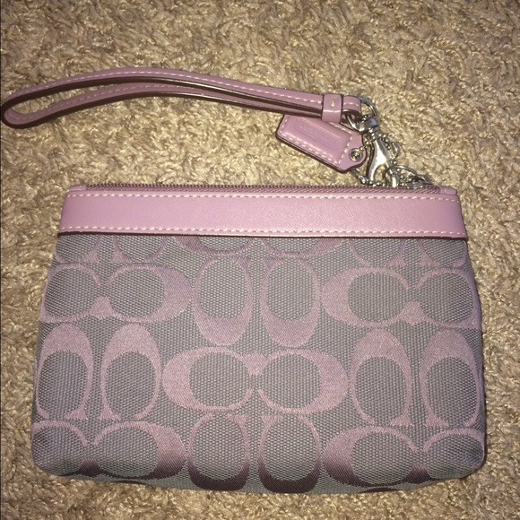 SOLD LOCALLY🚫🚫Coach wristlet - Picture 2 of 4