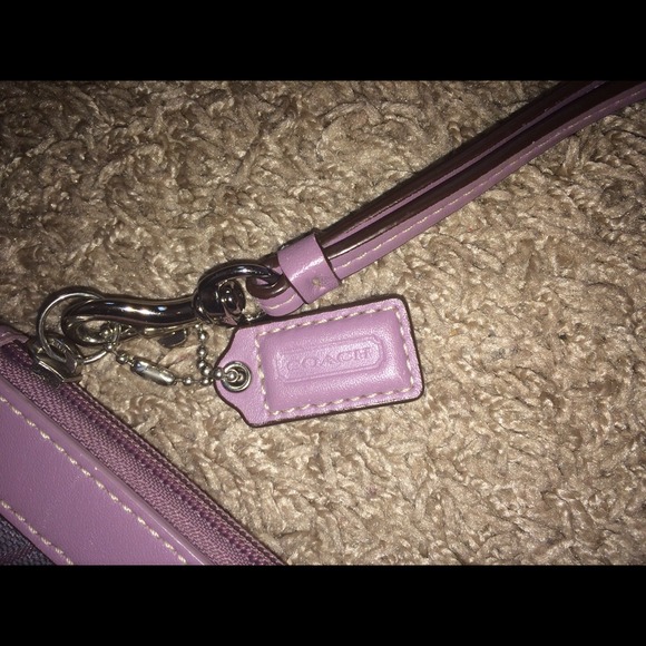 SOLD LOCALLY🚫🚫Coach wristlet - Picture 3 of 4