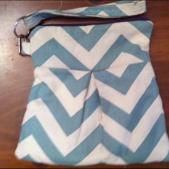Chevron wristlet