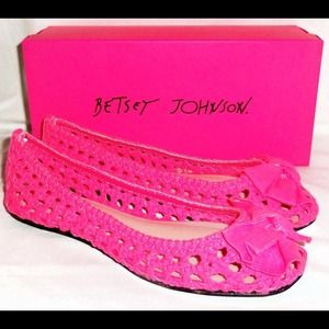 🌺NIB Betsey Johnson Snipping Neon Pink Flats🌺