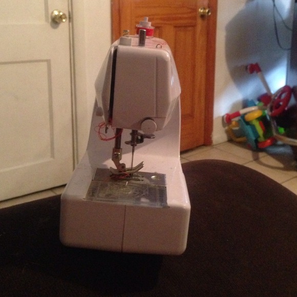 Sewing machine - Picture 2 of 2
