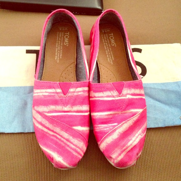 Toms classic slip on pink with white stripe