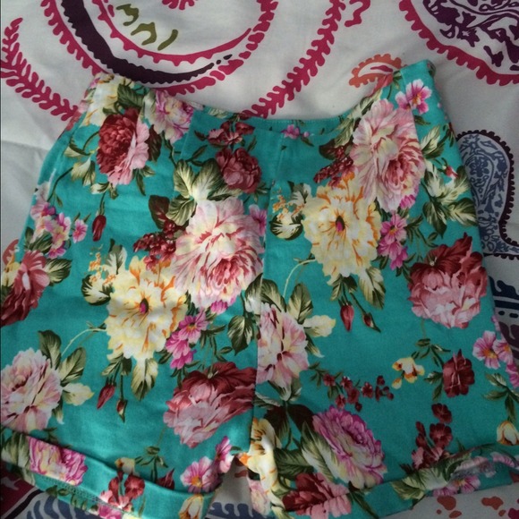 Stretchy foral shorts