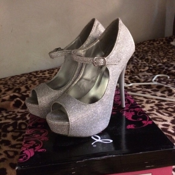 Silver glitter pumps