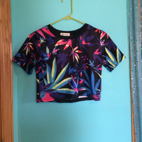 Crop top never worn I have a matching skirt