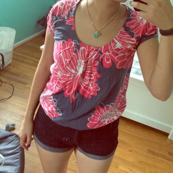 Cute flowery top - Picture 1 of 2