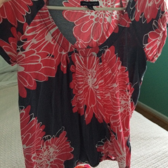 Cute flowery top - Picture 2 of 2