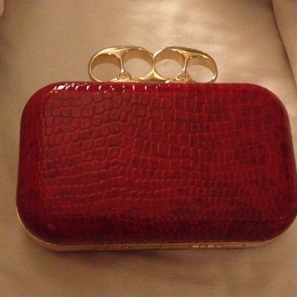 Red skull finger clutch