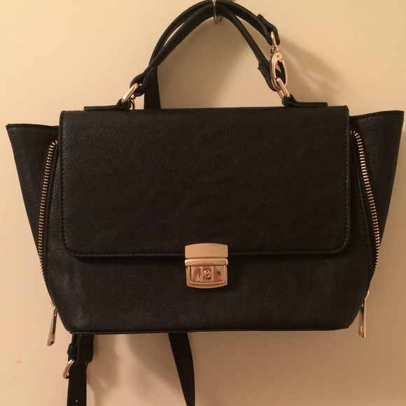 ❌SOLD❌ Black crossbody bag - Picture 2 of 3