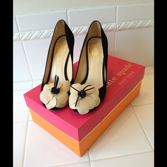 KATE SPADE Caelyn flower suede black wedge sze 6