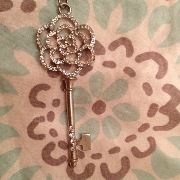 Flower key long necklace