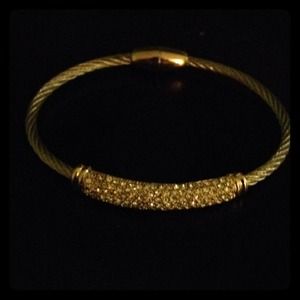 Oval bracelet with rhinestone front