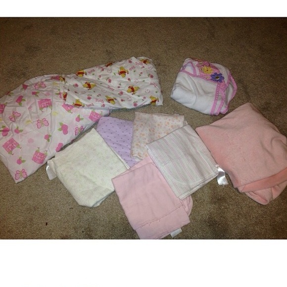 Blankets, crib sheets, towel, changing table sheet - Picture 1 of 1