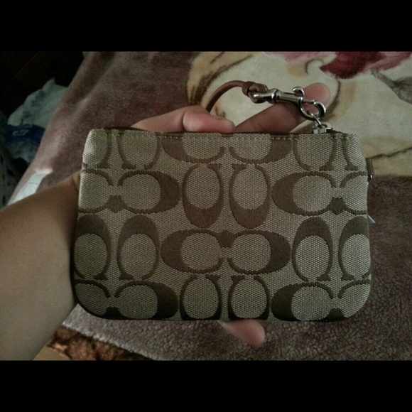 💁Khaki/Mahogany Coach wristlet💁