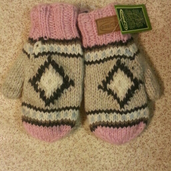 Brand new Hat and mittens - Picture 2 of 3