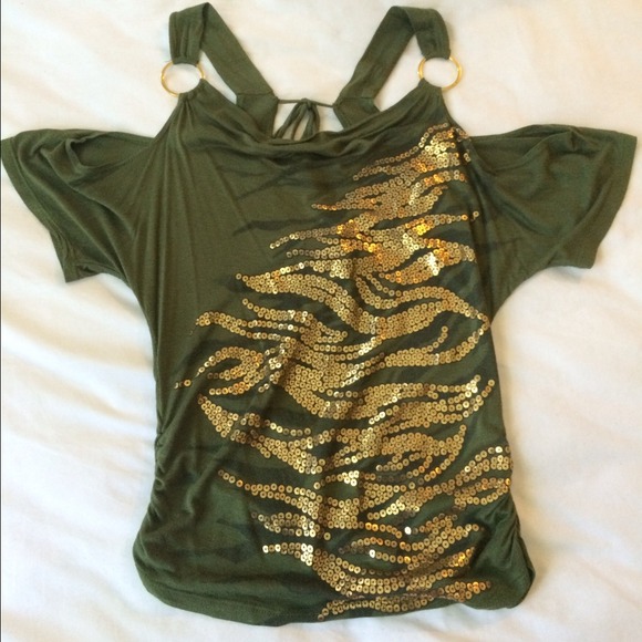 Camo style top with gold design. 🌸❤️