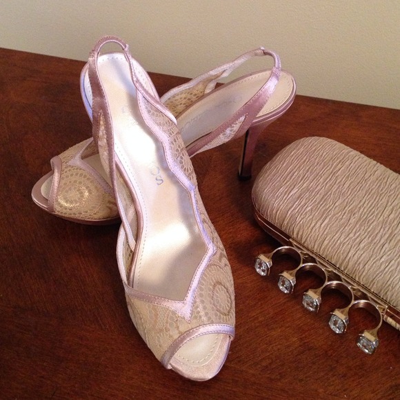 Caparros lace nude pumps NIB