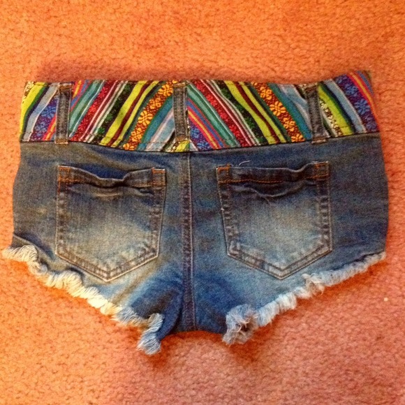 Tri-Button Patterned Cut-Off Short Shorts - Picture 2 of 3
