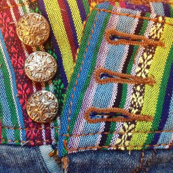 Tri-Button Patterned Cut-Off Short Shorts - Picture 3 of 3