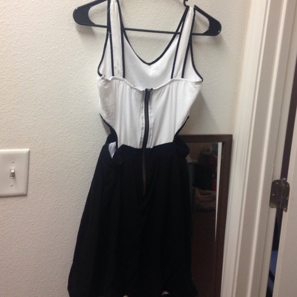 Cute black and white dress with side cut outs - Picture 2 of 2
