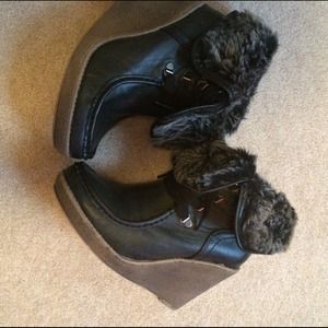 Wedge booties w/faux fur lining