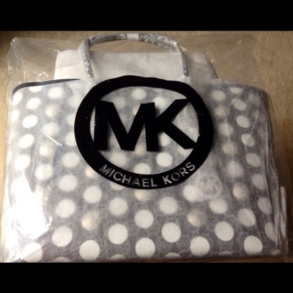 Michael Kors Jet Set Travel Stud Tote - Picture 3 of 3