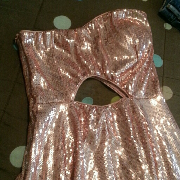 Dress - Picture 3 of 4