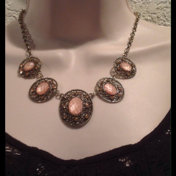NECKLACE & EARRING SET. - Picture 2 of 2