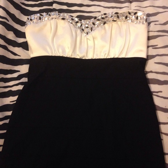 Beaded white and black dress - Picture 2 of 4