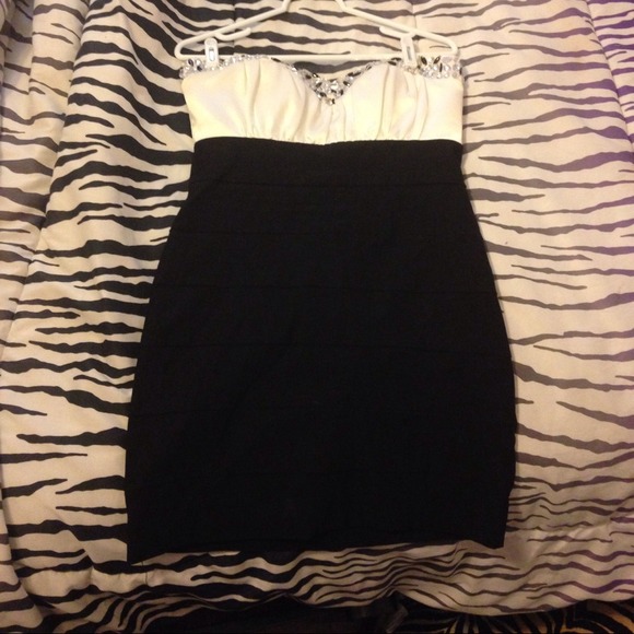 Beaded white and black dress - Picture 4 of 4