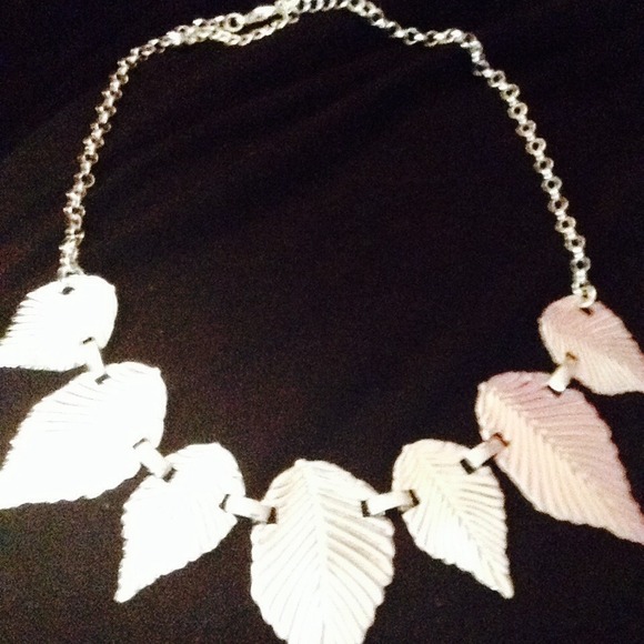 Silver feather pattern necklace