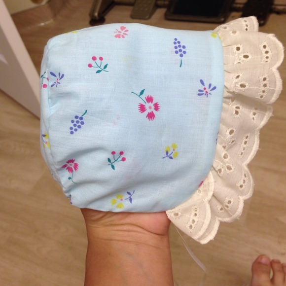 Reversible baby girl bonnet