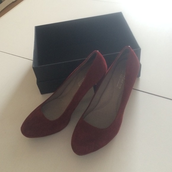 Kenneth Cole burgundy heels