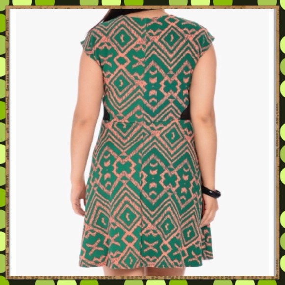 🎉HOST PICK URBAN GLAM🎉PLUSSIZE IKAT TRIBAL DRESS - Picture 2 of 4