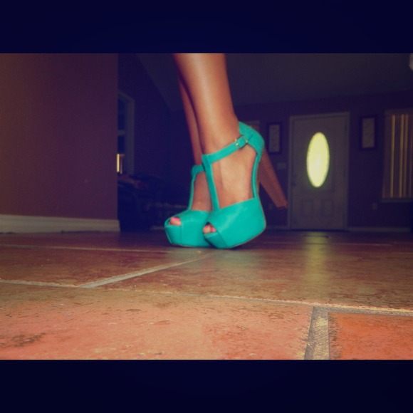 Gorgeous teal colored heels.