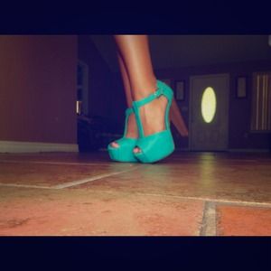 Gorgeous teal colored heels.