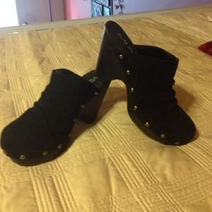 Mia black clogs