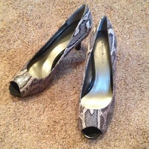 Bandolino Snakeskin peep toe pumps