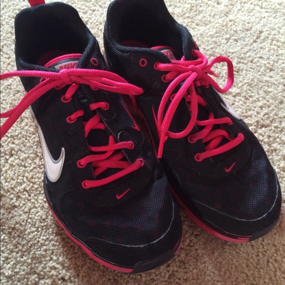 Black and hot pink nike tennis shoes
