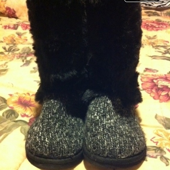 Black fuzzy boots !