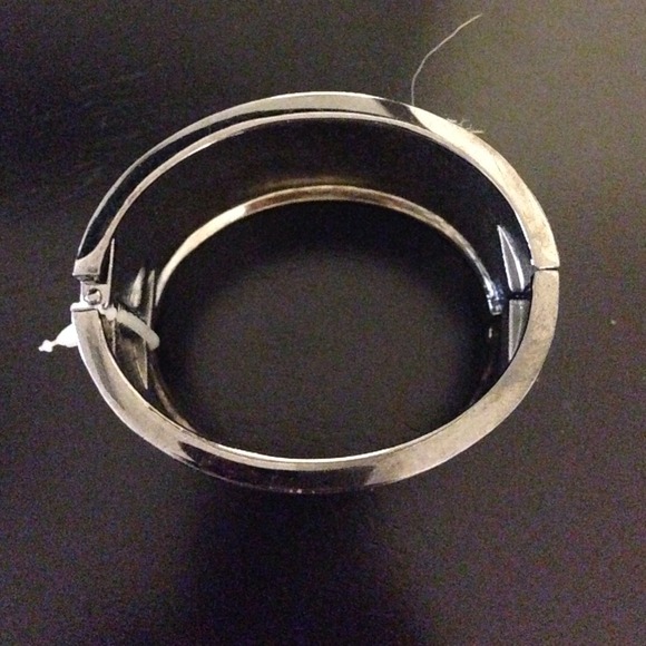 Cute snap on bracelet. - Picture 2 of 3