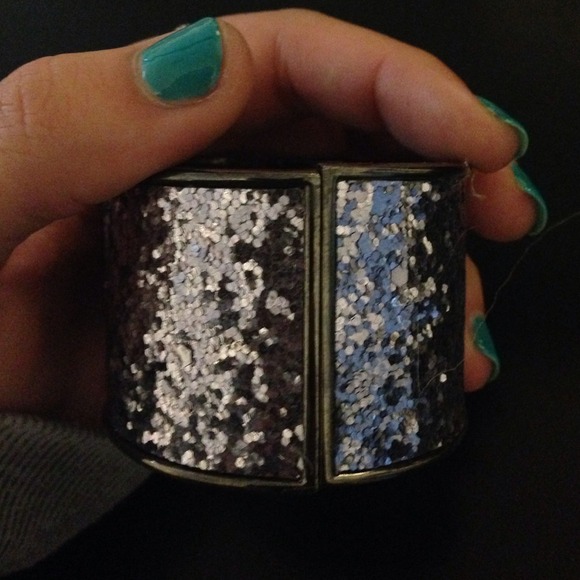 Cute snap on bracelet. - Picture 3 of 3