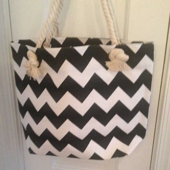 🚫SOLD🚫 Chevron tote - Picture 2 of 4