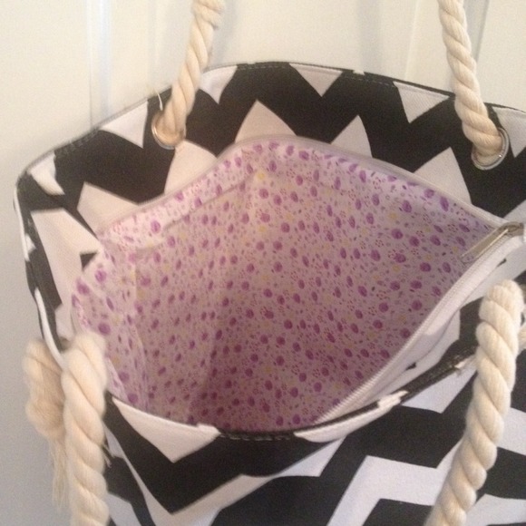 🚫SOLD🚫 Chevron tote - Picture 3 of 4