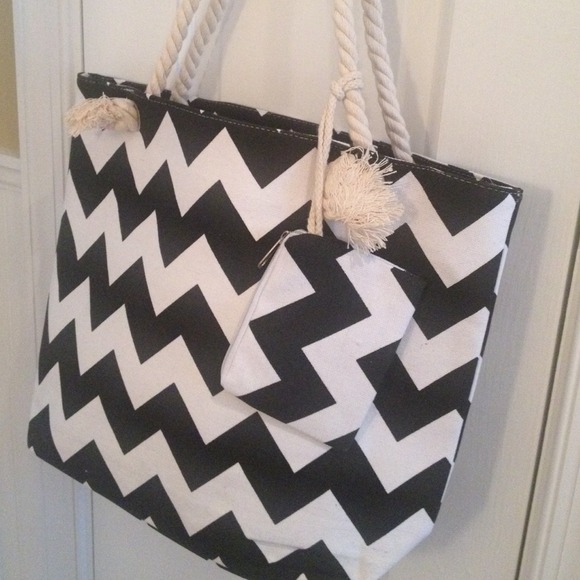 🚫SOLD🚫 Chevron tote - Picture 4 of 4