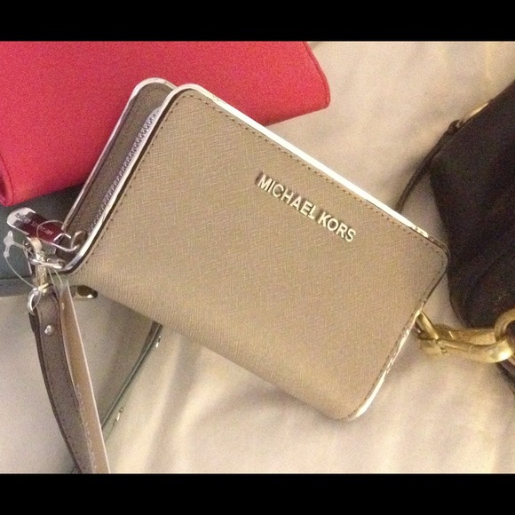 f6235f53-36a5-45ee-b83c-  Michael kors jetset wallet in saffiano leather